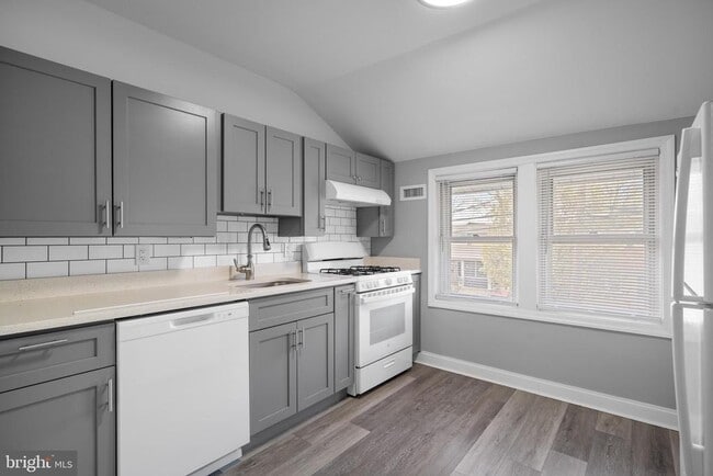 Building Photo - 28 E Holly Ave