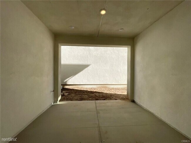 Building Photo - 4 br, 4 bath Townhome - 182 Yugen