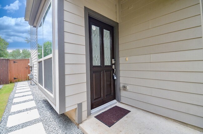 Foto del edificio - 6458 Calgary Woods Ln