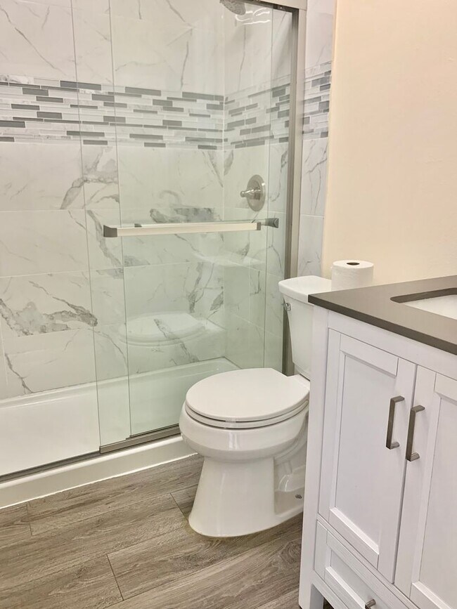Foto del edificio - BEAUTIFUL One Bed on Madison Ave, Close to Campus! Corner Unit
