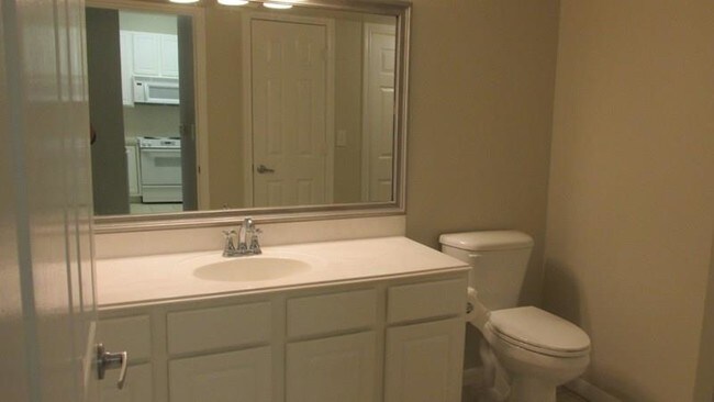 Building Photo - 2815 Kings Crossing Dr