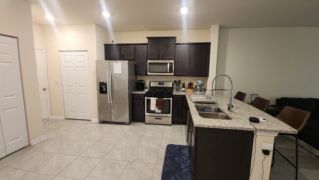 Foto del edificio - Beautiful Townhome in Waterford Lakes 2 Bedroom 2.5 baths and 1 Car Garage