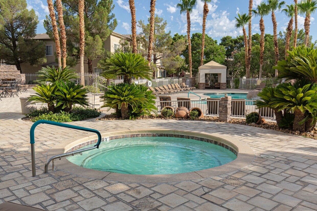 Foto principal - First floor unit in gated Summerlin community