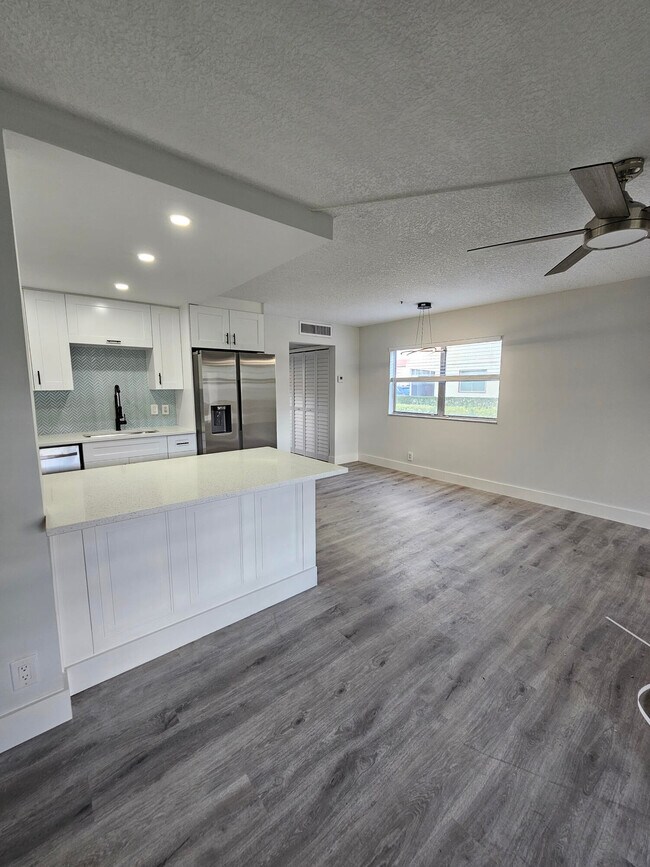 Building Photo - 59 Saxony B