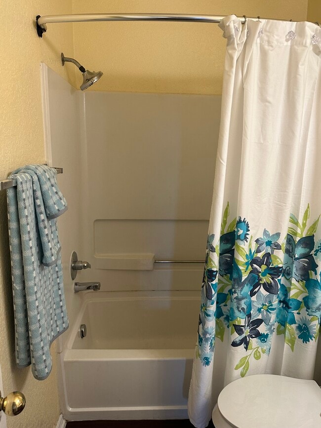 Guest bathroom - 8259 Elm Glade