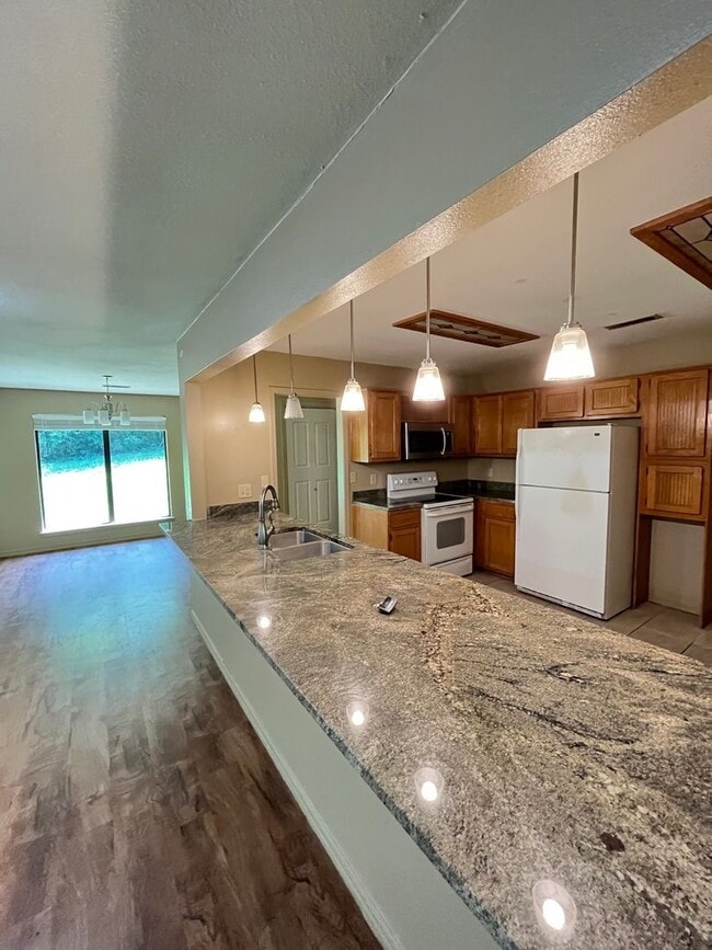 Building Photo - 3 bedroom 2 bath home, large lot, close to...