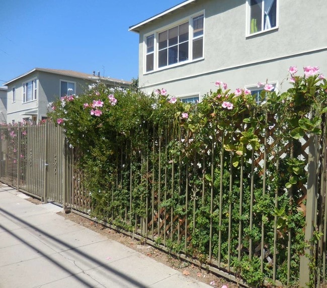 Front - 536 N Van Ness Ave