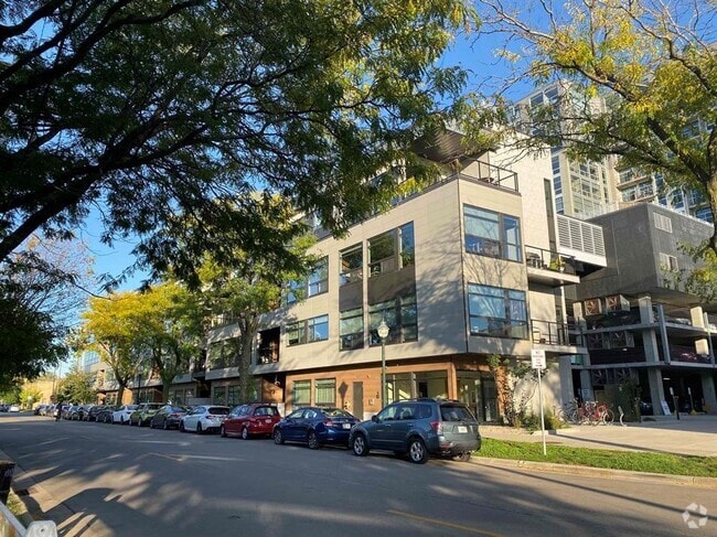 Building Photo - 825 E Mifflin St