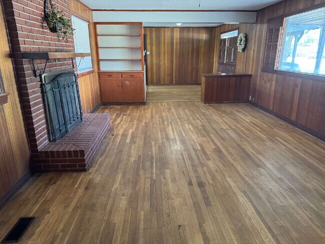 Foto del edificio - "Charming 2-Bed Home with Gleaming Hardwood Floors in Central Lubbock – 1274 Sq. Ft. of Cozy Livi...