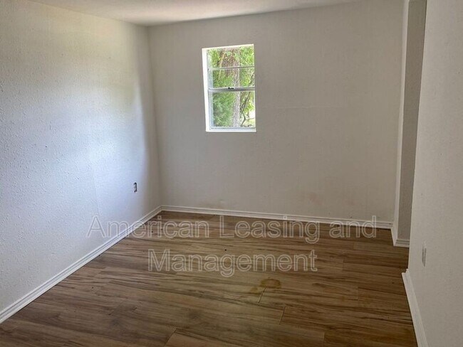 Foto del edificio - 1006 S 3rd St