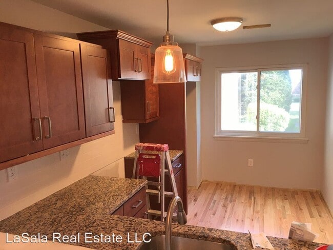Building Photo - 2 br, 2 bath House - 8 Bradley Circle Unit H