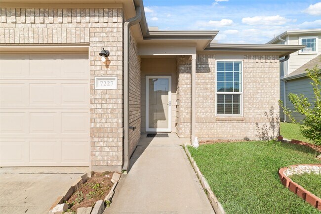 Foto del edificio - 7227 Hobby Wind Ridge Dr