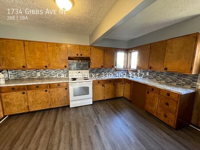 Building Photo - Three bedroom one bathroom home for rent