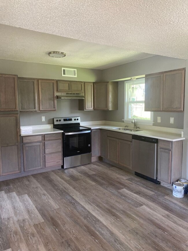 Building Photo - 4 Bedroom 1.5 Bath