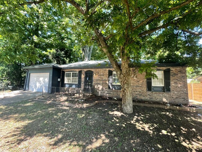 Building Photo - Large 4 bedroom 1.5 bath Home