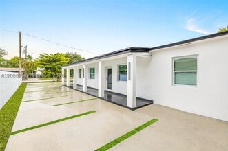 Building Photo - 5509 NW 5th Ct