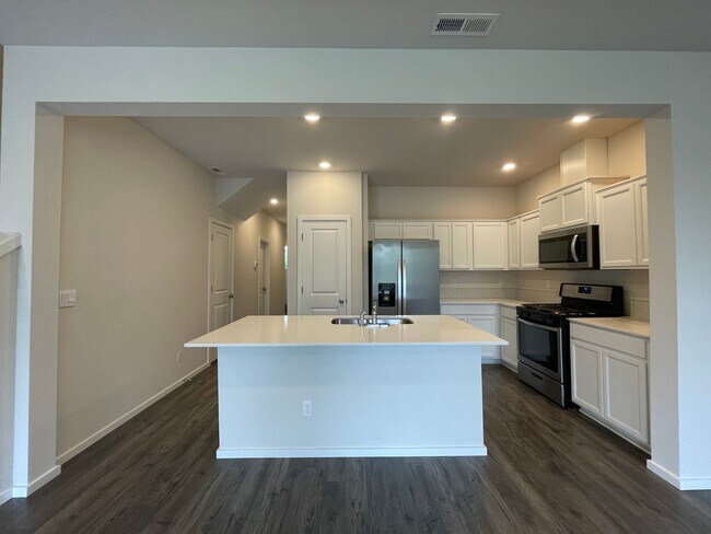 Foto del edificio - Lovely 3 Bed 2.5 Bath Townhome - Beautiful Rear Deck with a View, A/C, Garage, and Backs to Green...