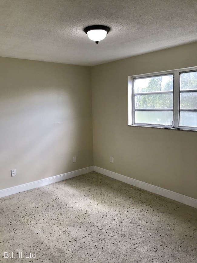 Building Photo - 409 SW 8th Ave