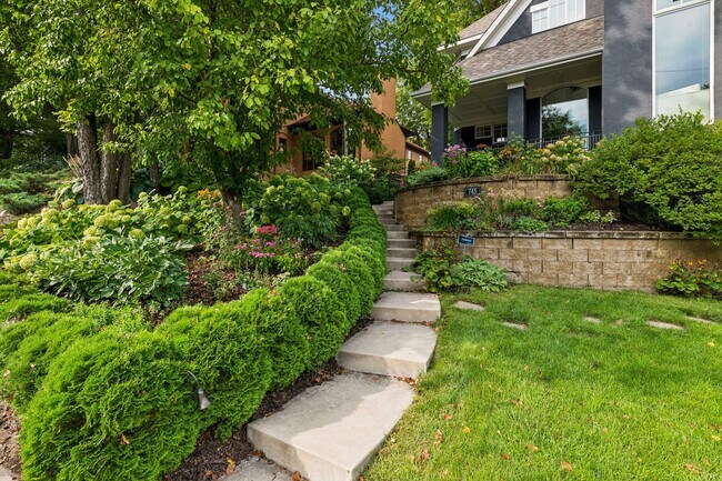 Atractiva fachada en este lote de esquina a solo unas cuadras del centro de Wayzata. - 745 Rice St E