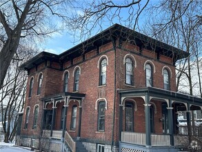 Building Photo - 9 Perry St