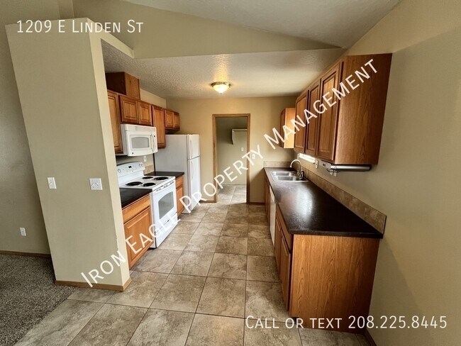 Building Photo - 1209 E Linden St