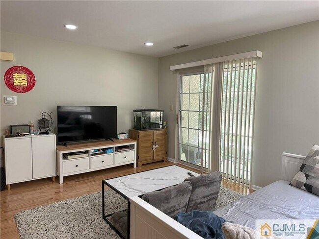 Foto del edificio - 2303 Commons at Kingswood Dr