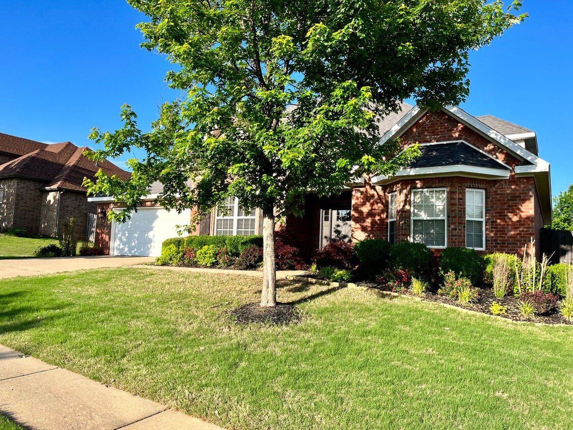 Foto principal - Wonderful 4 bedroom 3 1/2 bath home in Rogers