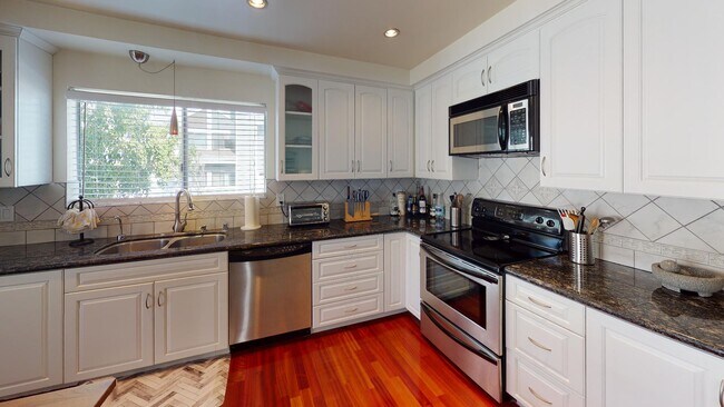 Kitchen - 18316 Hatteras St