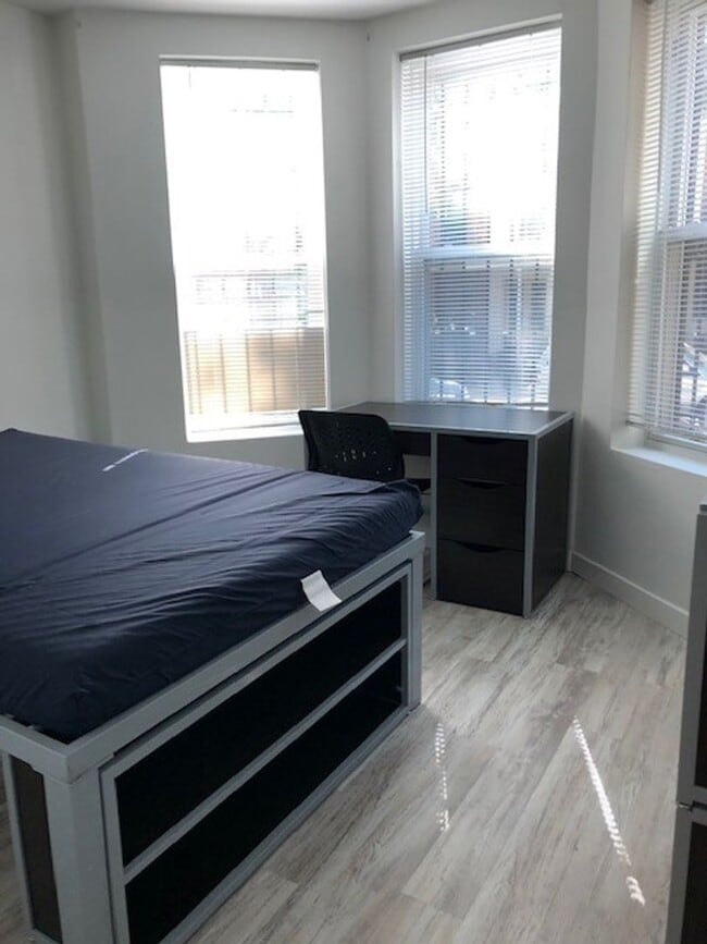 Foto del edificio - 2415 Lorillard Pl