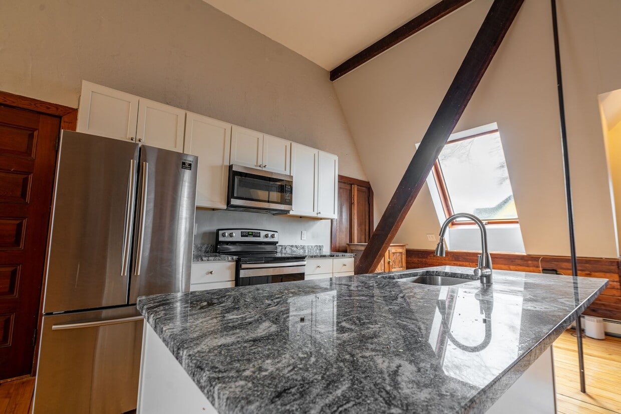 Charming Edgewood Studio – All Utilities Included | Washer & Dryer | April 1 Move-In - Charming Edgewood Studio – All Utilities Included | Washer & Dryer | April 1 Move-In