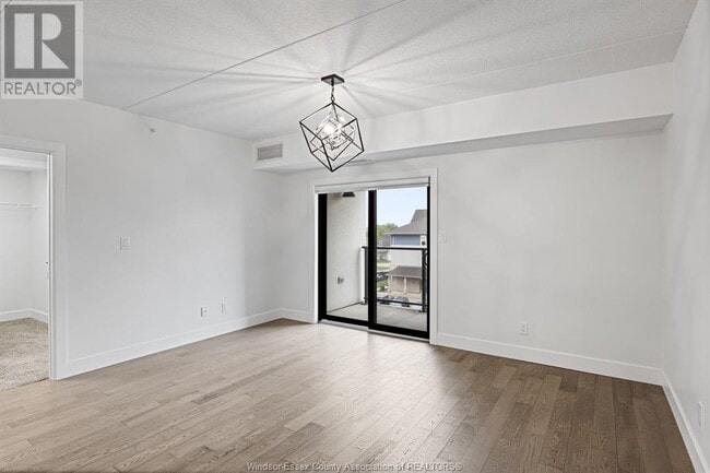 Photo du bâtiment - 2550 Sandwich W Pkwy