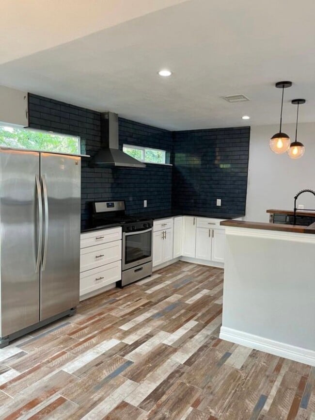 Building Photo - 425 Plymouth St