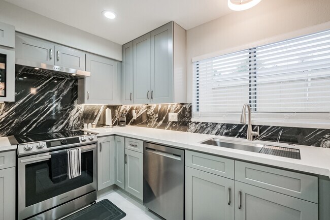 Building Photo - 11643 Village Place Dr