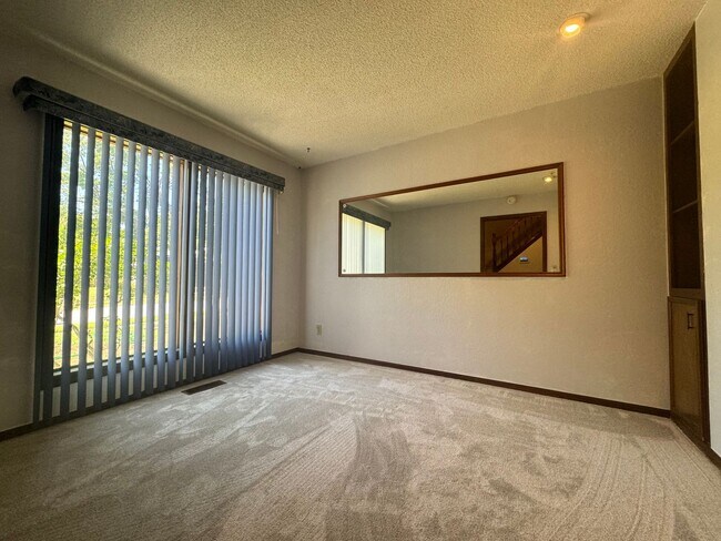 Foto del edificio - Beautiful 4 bedroom 2.5 bathroom home loca...