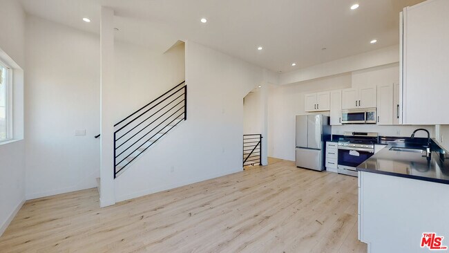 Building Photo - 1507 S Cloverdale Ave