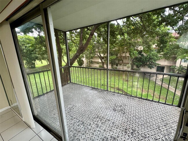 Foto del edificio - 6061 N Falls Circle Dr