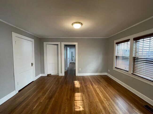 Building Photo - 105 W 51st St