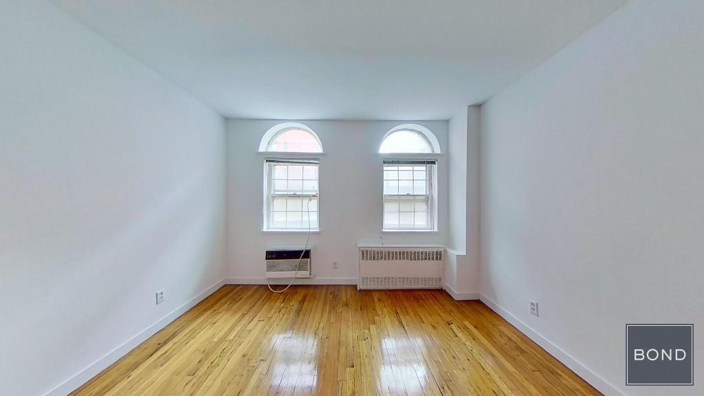 Foto principal - 402 E 83rd St