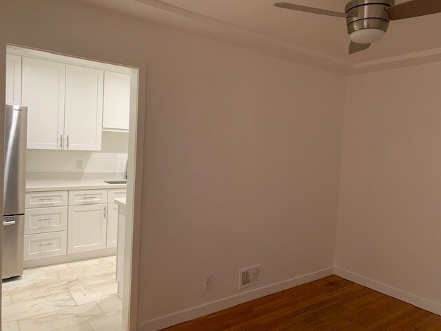 Building Photo - 453 N Doheny Dr