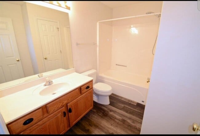 Building Photo - Beautiful 2 bed 1.5 bath townhome