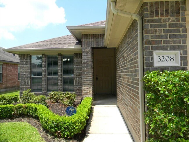 Building Photo - 3208 Southern Green Dr