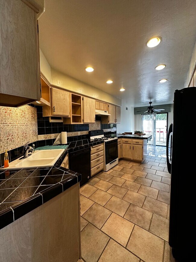 Foto del edificio - 4 Bedroom, 4 Bath Home w/ 2-Car Garage. Sw...
