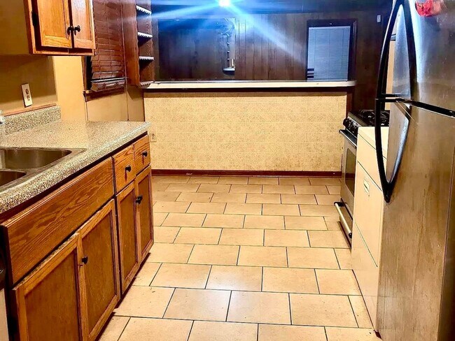 Building Photo - 3 bed 2 bath - Large backyard - renovated ...