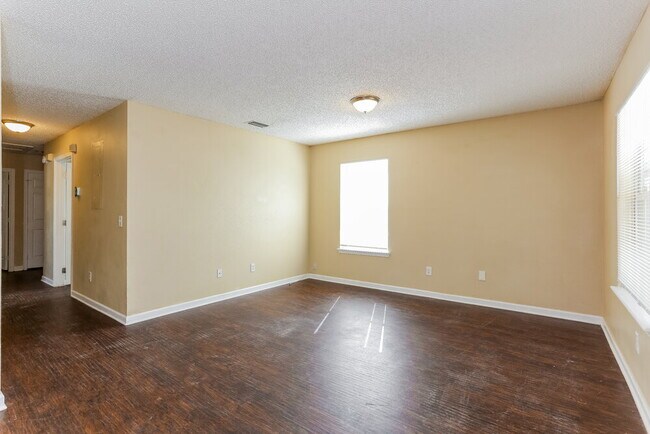 Foto del edificio - 1554 Brook Forest Dr