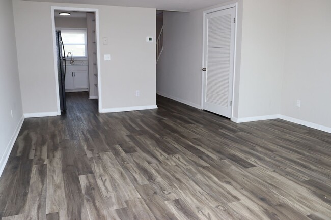 Building Photo - SPECIAL - Beautifully Renovated 2 Bedroom ...