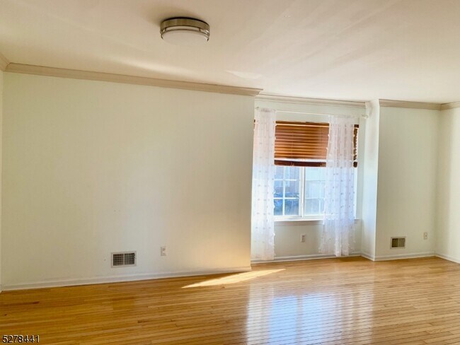 Building Photo - 14 Whispering Way W