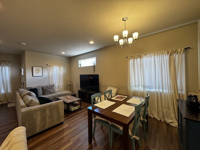 Foto del edificio - Stunning 3 Bedroom Townhouse Located in No...