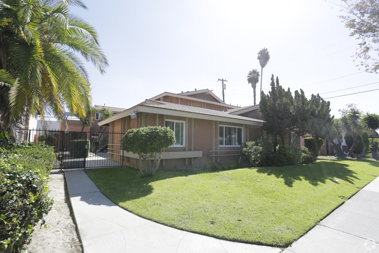 Primary Photo - 1142 N Mohican Way