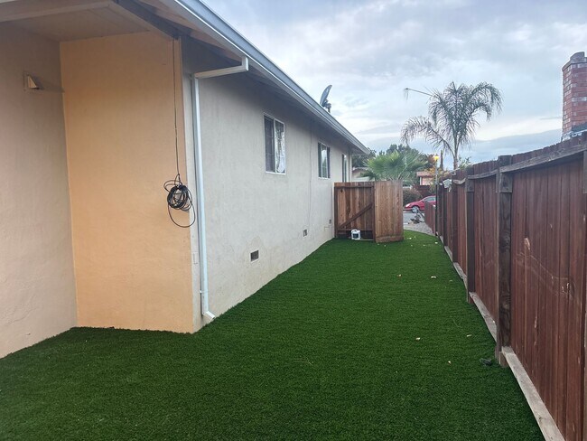 Foto del edificio - NEW BRENTWOOD CONSTRUCTION ADU! HIGHLY UPGRADED NEW KITCHEN & BATHROOM! 3 BEDROOMS & 1 BATHROOM! ...