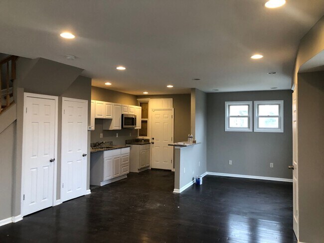 Building Photo - 3 Bedroom 2 Bathroom recently renovated townhouse in Baltimore